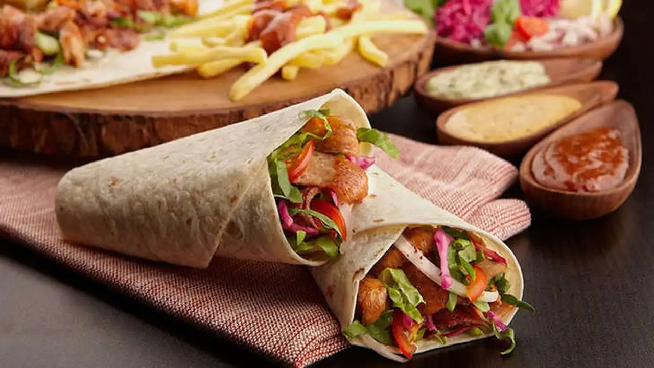 طريقة عمل دونر الكباب التريند الجديد 2025 في البيت… سر طعم المطاعم وخطوات سهلة لتحضير أشهى سندوتش تركي بأبسط المكونات